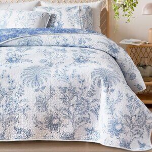 Brand New 3-Piece Botanical Blue & White Floral Quilt Set  • Queen